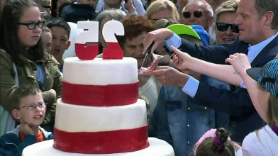 Dzieci świętują z premierem. Szef rządu pokroił tort