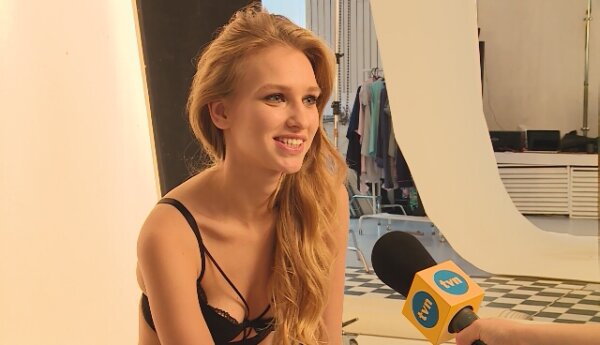 Seksowna Ada Daniel pozuje w bieliźnie