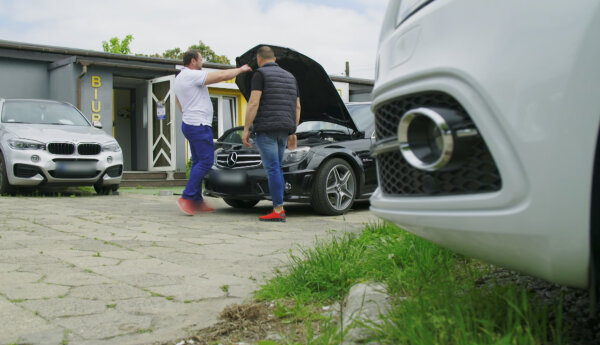 Zakład z Maserati i wilk w owczej skórze: V8 i 555 koni!